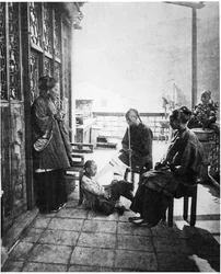 Efter middagen samles på verandaen i en kinesers hus, ca. 1867-72
